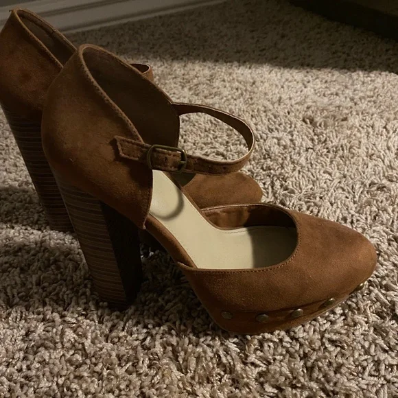 High heeled closed toe camel colored heels - Picture 5 of 5